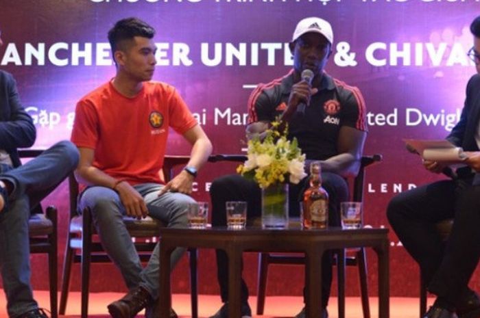 Legenda Manchester United, Dwight Yorke (kedua dari kanan) berbicara dengan para penggemar The Red Devils selama acara dengan titel Success Is A Blend Manchester United di HCM City pada Minggu (13/1/2019).