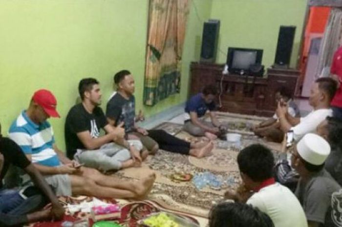 Pemain Madura United dijamu suporter di Tenggarong.