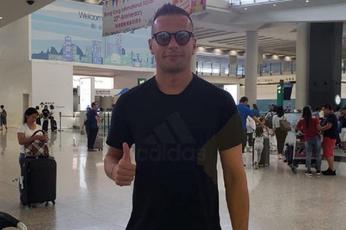 Pemain asal Serbia, Nicola Komazec saat tiba di Hong Kong awal Juli 2018.