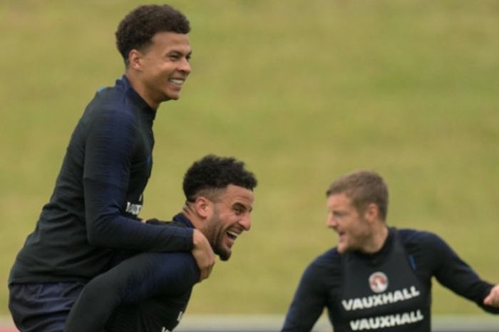 Bek Inggris, Kyle Walker (tengah), menggendong gelandang Dele Alli dalam sesi latihan di St. George's Park, Burton-on-Trent, Inggris pada 28 Mei 2018.