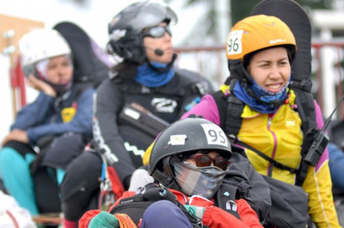 Suasana lepas landas pada lomba Ronde III, Senin (14/8). Cuaca buruk jadi kendala saat  Piala Asia II Lintas Alam Paralayang 2017, di Gunung Mas, Puncak, Jawa Barat, 11-14 Agustus. 