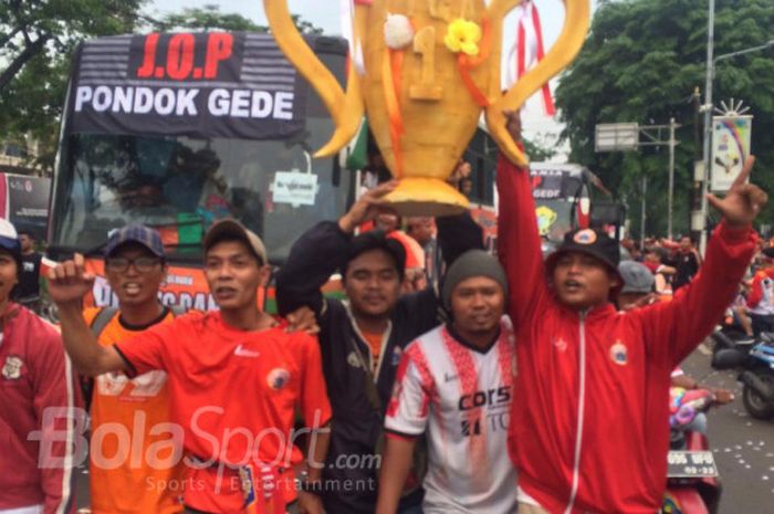 Sekumpulan pendukung Persija Jakarta, The Jak Mania, membawa trofi buatan tangan untuk meramaikan pertandingan pamungkas Liga 1 melawan Mitra Kukar di Stadion Utama Gelora Bung Karno, Jakarta, pada Minggu (9/12/2018). Kemenangan atas Mitra Kukar akan membawa Persija juara Liga 1 2018.