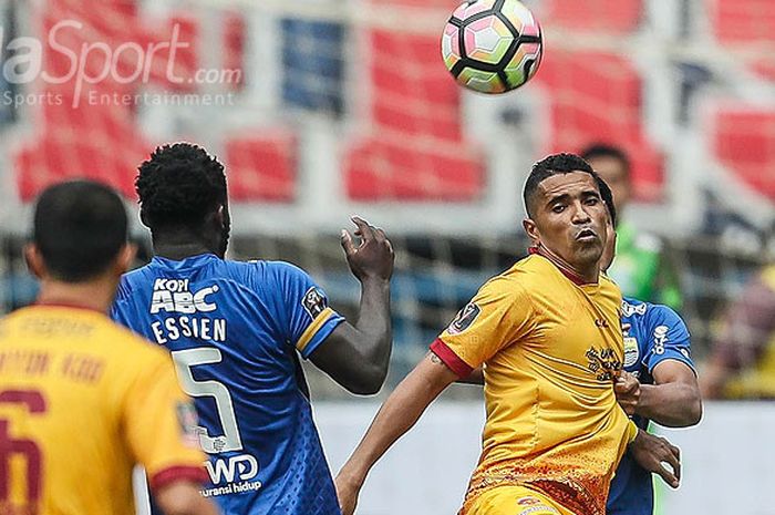 Gelandang Persib Bandung, Michael Essien (kiri), berebut bola dengan striker Sriwijaya FC, Beto Goncalves, pada partai pembuka Piala Presiden 2018 di Stadion Gelora Bandung Lautan Api, Kab. Bandung, Selasa (16/1/2018).