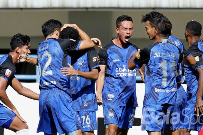 Ekspresi para pemain PSIS Semarang ketika merayakan keberhasilan mengalahkan Martapura FC dengan skor 6-4 pada perebutan tempat ketiga Liga 2 di Stadion Gelora Bandung Lautan Api, Selasa (28/11/2017).