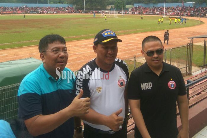 Bupati Karawang, Ahmad Zamakhsyari (tengah) menyatakan siap menyambut niat Persija Jakarta bermarkas di Stadion Singaperbangsa, Karawang. Dia bertemu Direktur Utama Persija, Gede Widiade, di GOR Soemantri, Jakarta, Sabtu (30/12/2017).