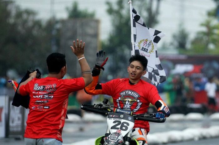 Pebalap Supermoto  Indonesia, Diva Ismayana, melakukan selebrasi setelah meraih podium pertama pada nomor Kejurnas SM Pro Open di Sirkuit Stadion Kanjuruhan, Kabupaten Malang, Minggu (8/10/2017).