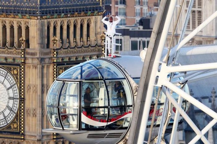 Mo Farah berdiri di atas London Eye