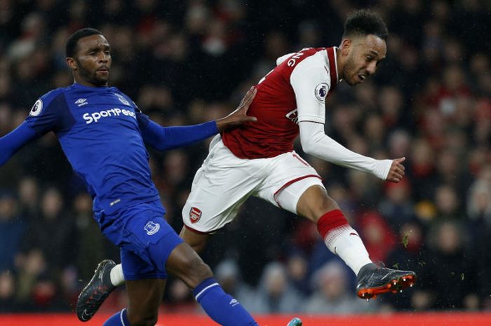 Aksi pemain Arsenal, Pierre-Emerick Aubameyang (kanan), pada pertandingan kontra Everton dalam Liga Inggris 2017-2018 di Stadion Emirates.