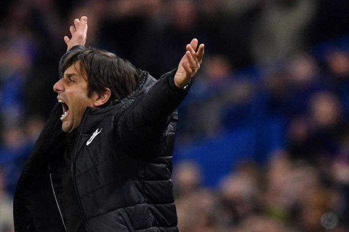 Ekspresi Manajer Chelsea, Antonio Conte, dalam laga leg pertama babak 16 besar Liga Champions kontra FC Barcelona di Stadion Stamford Bridge, London, Inggris, pada 20 Februari 2018.