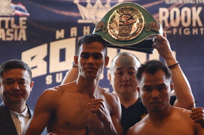 Petinju Indonesia, Ilham “Flanker” Leosia (kiri) dan petinju Thailand Paiboon Lorkham (kanan) saat timbang badan di Kebayoran Baru, Jakarta, Jumat (9/3/2018) Flanker dan Paiboon akan bertanding dalam Kejuaraan Tinju International WBC ABCO Interim Silver Kelas Wilter 63 Kg di Atrium Cilandak Town Square (Citos).