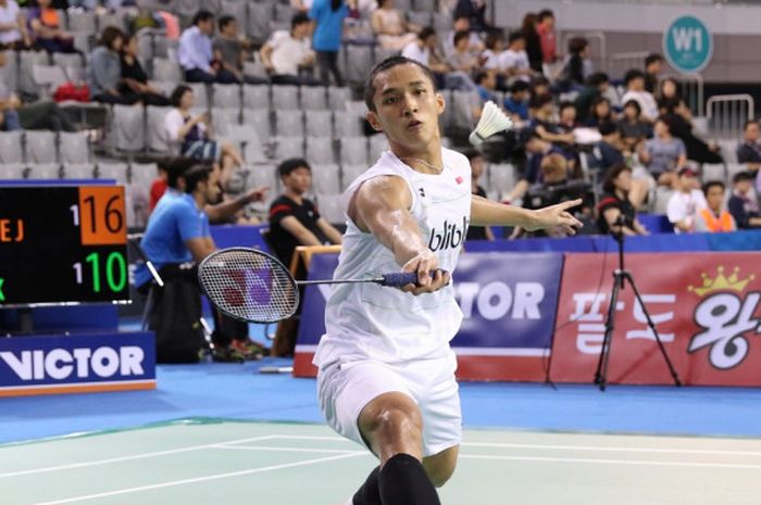 Pebulu tangkis tunggal putra Indonesia, Jonatan Christie, saat menghadapi Kazumasa Sakai (Jepang) pada perempat final Korea Terbuka di SK Handball Stadium, Seoul, Jumat (15/9/2017).