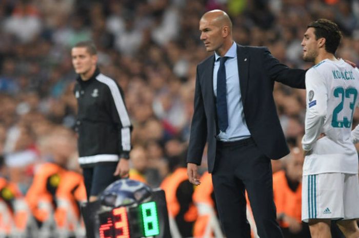 Pelatih Real Madrid, Zinedine Zidane, dalam laga kontra APOEL di Santiago Bernabeu pada Rabu (13/9/2017)