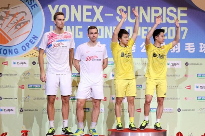 Pasangan ganda putra Indonesia, Marcus Fernaldi Gideon/Kevin Sanjaya Sukamuljo (kanan),memberikan salam di atas podium setelah mengalahkan Mads Conrad-Petersen/Mads Pieler Kolding (Denmark), dengan skor 21-12, 21-18 pada laga final Hong Kong Open 2017 yang berlangsung di Hong Kong Coliseum, Minggu (26/11/2017).