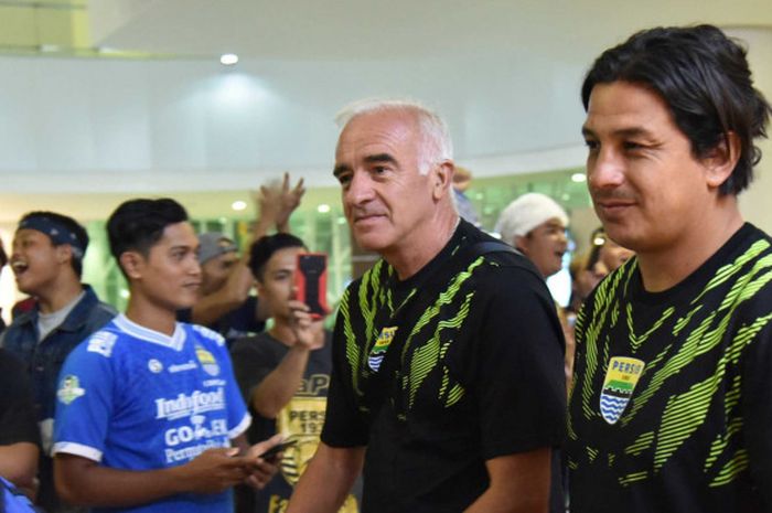  Tim Persib Bandung saat disambut oleh Bobotoh di Balikpapan. 