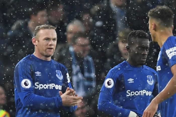 Striker Everton, Wayne Rooney (kiri), merayakan gol yang dia cetak ke gawang Liverpool FC dalam laga Liga Inggris di Stadion Anfield, Liverpool, pada 10 Desember 2017.