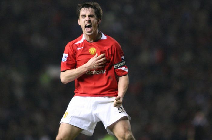 Selebrasi kontroversial Gary Neville saat melawan Liverpool di Stadion Old Trafford, Manchester pada Januari 2006