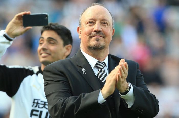 Pelatih Newcastle United, Rafael Benitez, bertepuk tangan untuk suporter seusai laga Liga Inggris kontra Chelsea di St James' Park, Newcastle pada 13 Mei 2018.