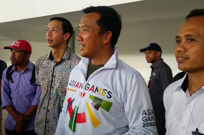 Menteri Pemuda dan Olahraga (Menpora) Imam Nahrawi saat mengunjungi Stadion Akuatik GBK bersama para blogger dan vlogger.