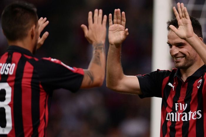 Selebrasi gelandang AC Milan, Giacomo Bonaventura (kanan), merayakan gol yang ia cetak ke gawang Atalanta bersama Suso pada pertandingan Liga Italia 2018-2019 di Stadion San Siro, Milan, Italia, pada Minggu (23/9/2018).