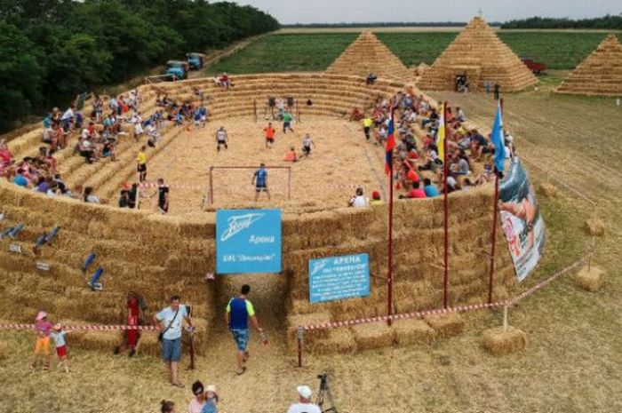 Stadion dari jerami di Stavropol, Rusia