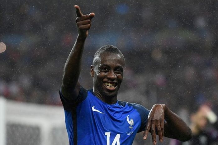 Blaise Matuidi memberikan Aplaus kepada para suporter setelah timnya menang 5-2 dalam pertandingan UEFA EURO 2016. antara Prancis dan Irlandia, di Stade de France, 03 Juli 2016. 