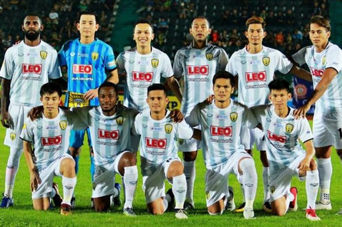 Bek asal Indonesia, Rudolof Yanto Basna (berdiri paling kiri) saat jadi starter Khon Kaen FC yang dijamu Army United FC pada laga pekan ketiga Liga Thailand 2 2018 di Stadion Army Sports, Bangkok, Minggu (25/2/2018) malam.