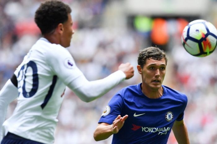 Aksi bek muda Chelsea, Andreas Christensen (21), saat berebut bola melawan Dele Alli di pertandingan melawan Tottenham Hotspur di Stadion Wembley, Minggu (20/8/2017) waktu setempat.