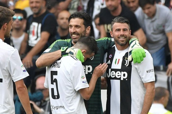   Kiper Juventus, Gianluigi Buffon (kedua dari kanan), memeluk Miralem Pjanic dan Andrea Barzagli, seusai laga Liga Italia kontra Hellas Verona di Stadion Allianz, Turin pada 19 Mei 2018.  