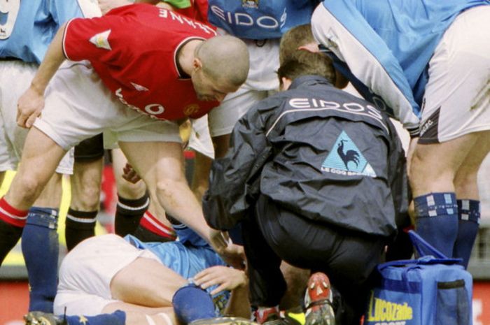 Kapten Manchester United, Roy Keane, melontarkan kalimat kasar pada gelandang Manchester City, Alf-Inge Haaland yang sedang terkapar di laga derbi Manchester, pada 21 April 2001. 