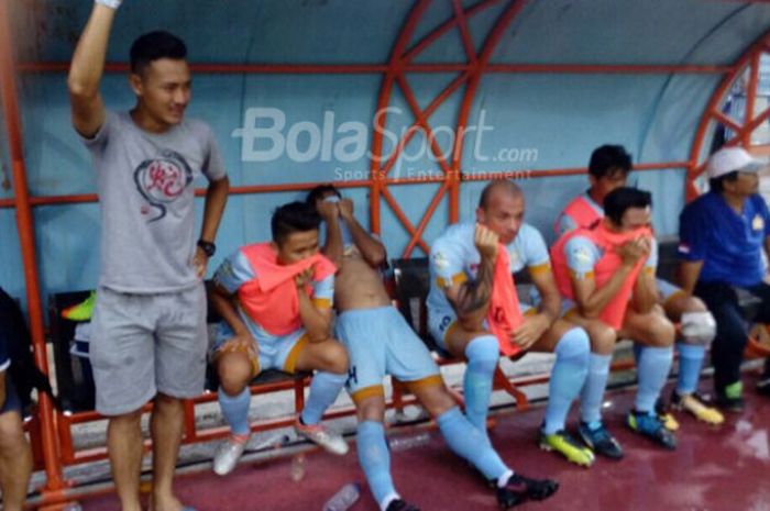 Suasana di bangku cadangan Persela Lamongan ketika mendengar berita kepergian sang kiper, Choirul Huda, di Stadion Surajaya, Lamongan, Minggu (15/10/2017).