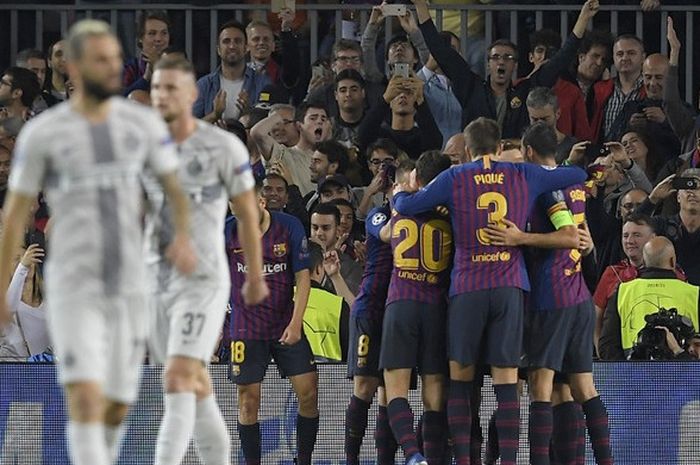 Para pemain FC Barcelona merayakan gol yang dicetak Rafinha ke gawang Inter Milan dalam laga Grup B Liga Champions di Stadion Camp Nou, Barcelona, Spanyol pada 24 Oktober 2018.