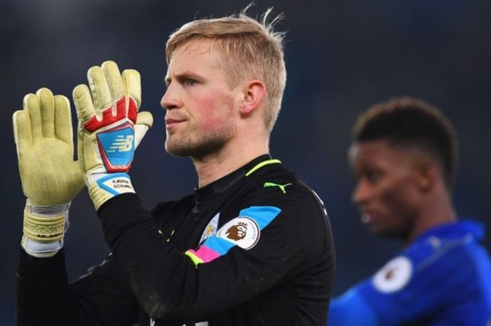 Kiper Leicester City, Kasper Schmeichel, memberikan apresiasi kepada suporter yang hadir dalam laga Premier League lawan Manchester United di King Power Stadium, Leicester, 5 Februari 2017.