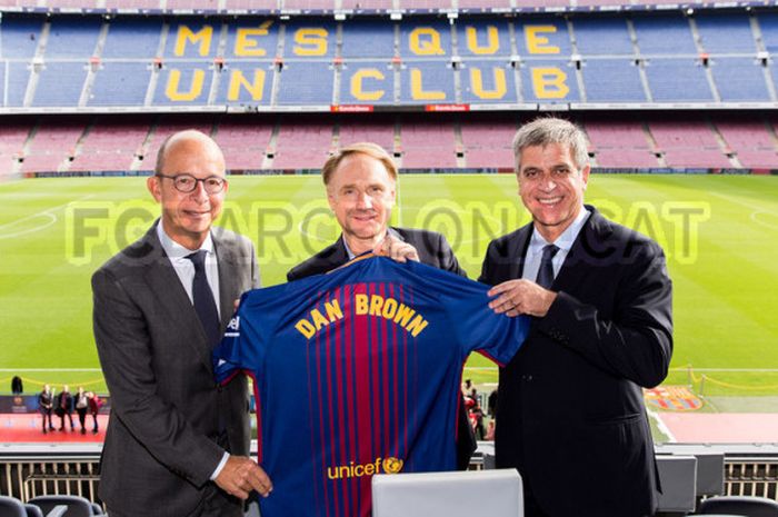 Dan Brown (tengah) disambut oleh dua perwakilan Barcelona, Jordi Cardoner (kiri) dan Jordi Mestre (k