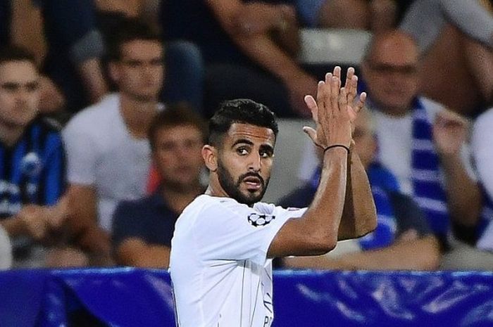 Sayap Leicester City, Riyad Mahrez, memberikan aplaus kepada suporter dalam laga Liga Champions di kandang Club Brugge, Jan Breydelstadion, 14 September 2016.