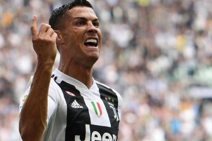          Penyerang Juventus, Cristiano Ronaldo, merayakan gol ke gawang Sassuolo dalam laga Liga Italia, 16 September 2018 di Juventus Stadium, Turin.         