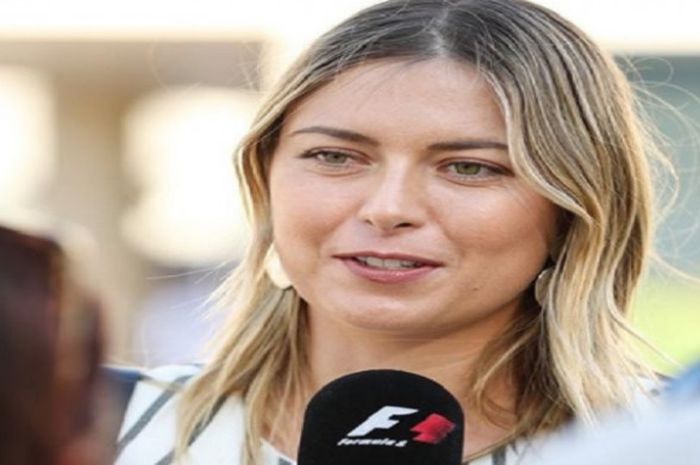 Maria Sharapova saat menghadiri sesi kualifikasi F1 GP Abu Dhabi, Sabtu (25/11/2017).