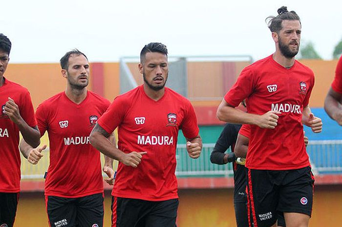 Pemain Madura United saat melakukan latihan rutin di Stadion Gelora Ratu Pamellingan, Selasa (13/8/2018) pagi. Di antaranya terdapat dua pemain asing baru yaitu Alejandro Fiorina (kedua dari kiri) dan Stevan Markovic (kedua dari kanan).