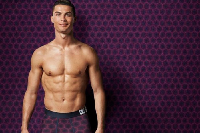 Cristiano Ronaldo menggunakan CR7 boxer pendek 