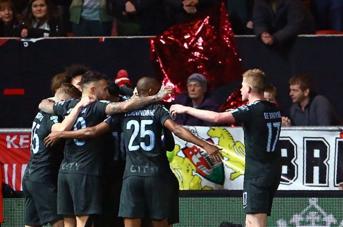 Para pemain Manchester City merayakan gol yang dicetak ke gawang Bristol City dalam laga leg kedua semifinal Piala Liga Inggris di Stadion Ashton Gate, Bristol, pada 23 Januari 2018.