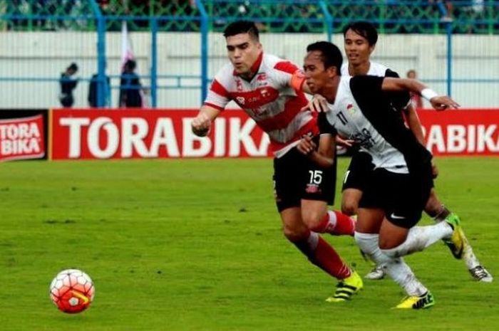 Penyerang PSM Makassar, M Rahmat (11) adu cepat dengan bek Madura United, Fabiano Rosa Beltrame di Stadion Gelora Bangkalan, Rabu (20/7/2016). 