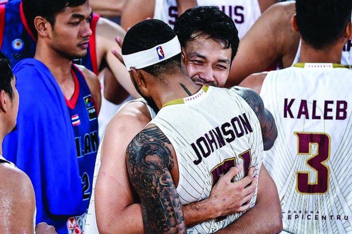 Selebrasi pemain timnas bola basket Indonesia usai sukses meraih kemenangan pada laga kontra Thailand dalam gelaran Pra-kualifikasi FIBA Asia Cup 2021, Jumat (29/6/2018).  