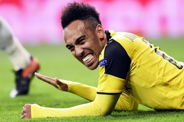 Gestur striker Dortmund, Pierre-Emerick Aubameyang, setelah gagal mencetak gol dalam laga lanjutan Liga Champions 2016-2017 melawan Real Madrid di Stadion Santiago Bernabeu, Madrid, pada 7 Desember 2016.