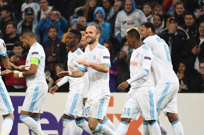 Striker Olympique Marseille, Valere Germain (tengah), merayakan gol yang dia cetak ke gawang SC Braga dalam laga leg pertama babak 32 besar Liga Europa di Stadion Velodrome, Marseille, Prancis, pada 15 Februari 2018.