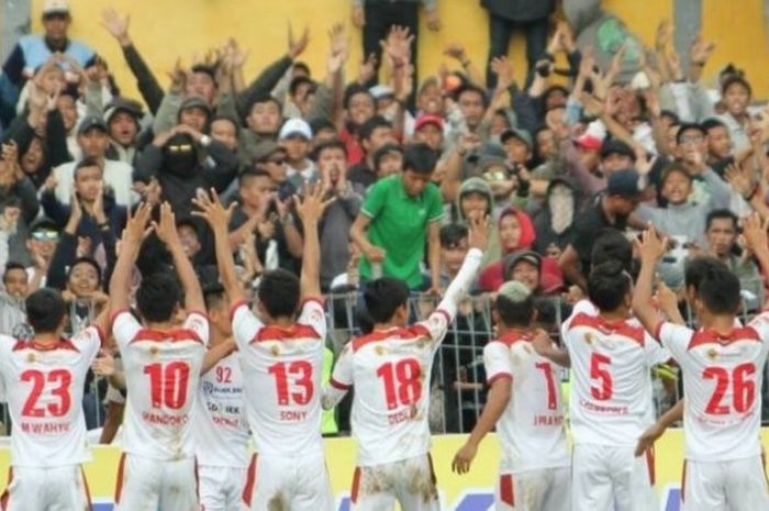 Para pemain Persis Solo memberikan penghormatan ke pendukungnya seusai memenangi laga kontra tuan rumah Sragen United pada laga Liga 2 di Stadion Taruna pada Minggu (30/4/2017) sore. 