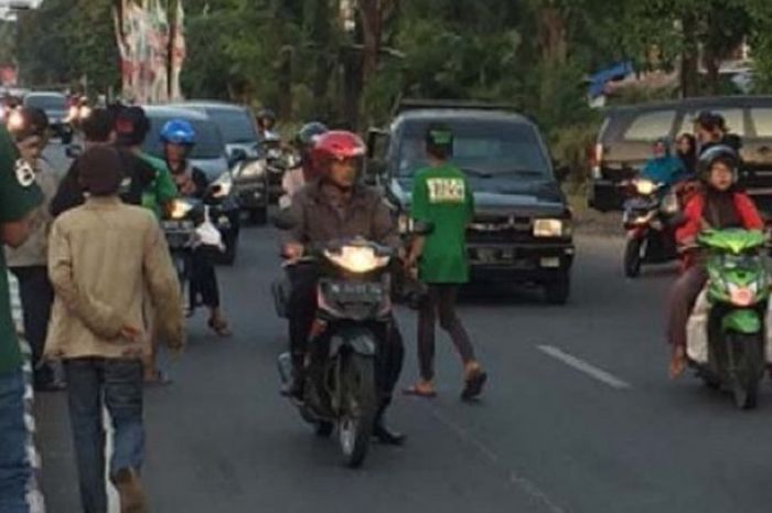 Komunitas suporter Persebaya yang tergabung dalam komunitas Bonek Lewong, menggelar acara berbagi takjil  di Jalan Raya Kendangsari, Surabaya, Jawa Timur Sabtu (2/6/2018)