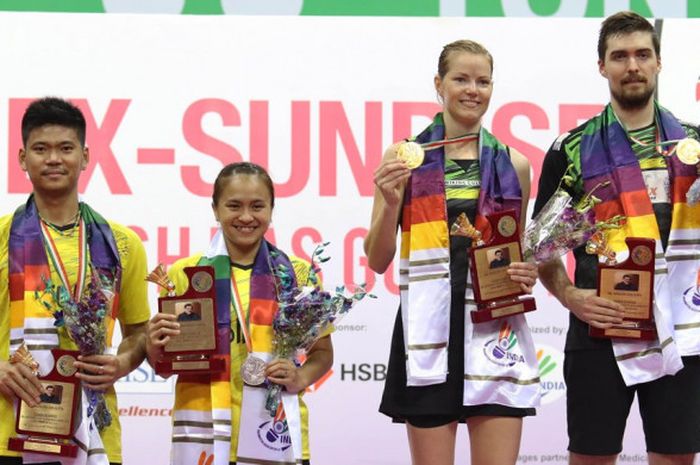 Pasangan ganda campuran nasional Indonesia, Praveen Jordan/Melati Daeva Oktavianti (kiri), berpose di atas podium runner-up bersama sang juara India Terbuka 2018, Mathias Christiansen/Christinna Pedersen, di Siri Fort Indoor Stadium, New Delhi, India, Minggu (4/2/2018).