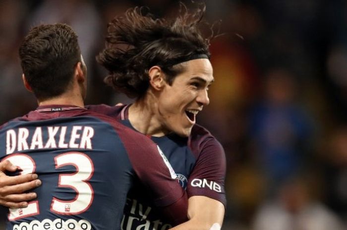 Penyerang Paris Saint-Germain, Edinson Cavani, merayakan gol yang dicetaknya ke gawang AS Monaco bersama rekannya, Julian Draxler, dalam laga Liga Prancis pada Senin (27/11/2017) dini hari WIB.