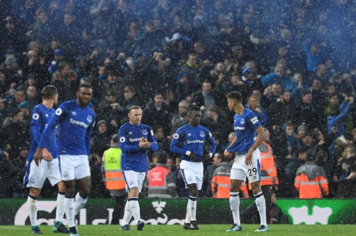 Striker Everton, Wayne Rooney (tengah), merayakan gol yang dia cetak ke gawang Liverpool FC dalam laga Liga Inggris di Stadion Anfield, Liverpool, pada 10 Desember 2017.