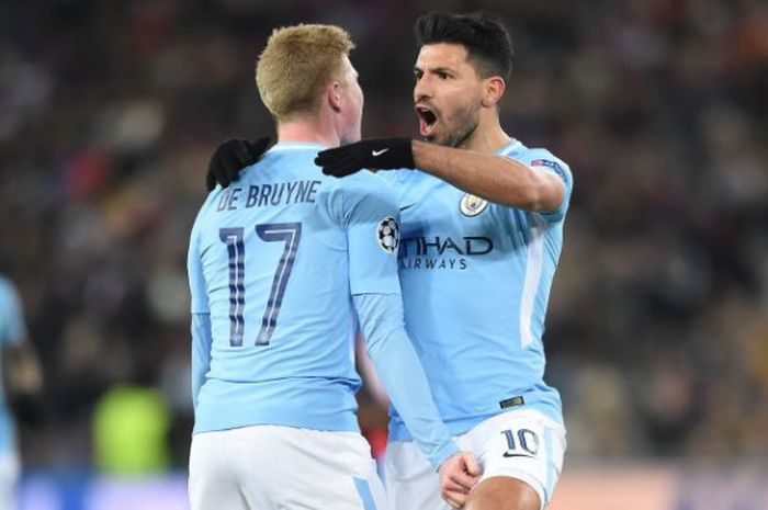 Sergio Aguero dan Kevin De Bruyne merayakan gol Manchester City ke gawang FC Basel pada pertandigan Liga Champions di Stadion St. Jakob Park, Selasa (13/2/2018). 