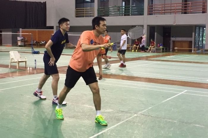 Pasangan ganda putra, Hendra Setiawan (Indonesia, kiri)/Tan Boon Heong (Malaysia), bersiap menerima servis dari pasangan Markus Fernaldi Gideon/Ade Yusuf, saat latihan bersama di hall bulu tangkis Cipayung, Jakarta Timur, Rabu (18/1/2017).